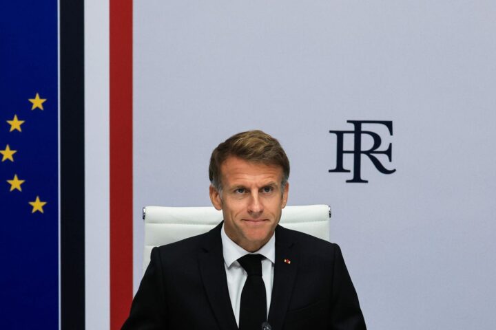 Emmanuel Macron en visite dans le Golfe alors que la France fait face à des violences inédites