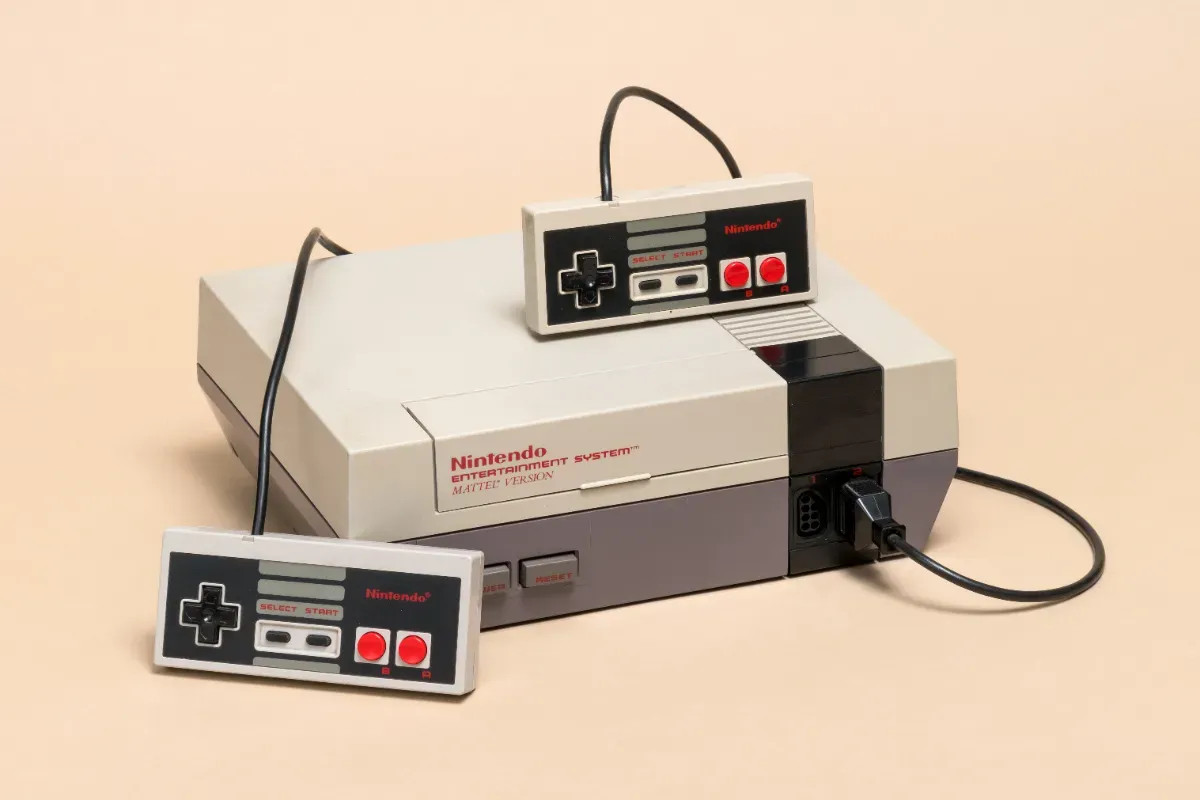 En dévalisant la réserve de son grand-père défunt, il découvre 97 jeux NES encore sous blister, dont certains valent jusqu'à 8 500 € chacun.