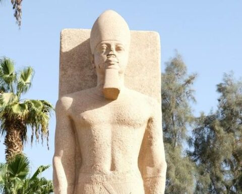 En Égypte, deux statues de Ramsès II découvertes sur une propriété privée à Behebat al-Hijara
