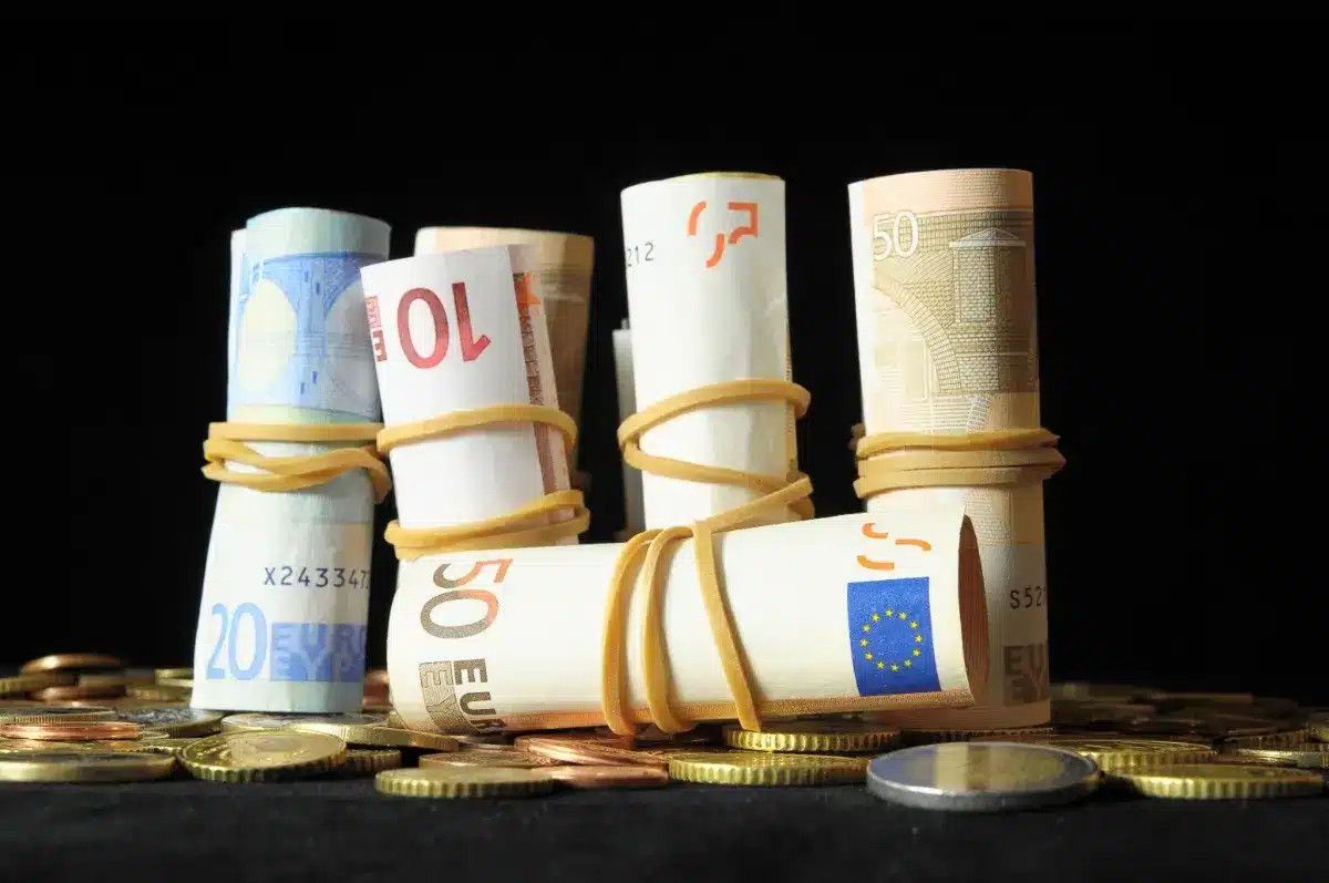 Épargne : vers une augmentation de la « flat tax » à plus de 40 % d'ici 2027 ? Des députés plaident pour un renforcement de la fiscalité sur les investissements.