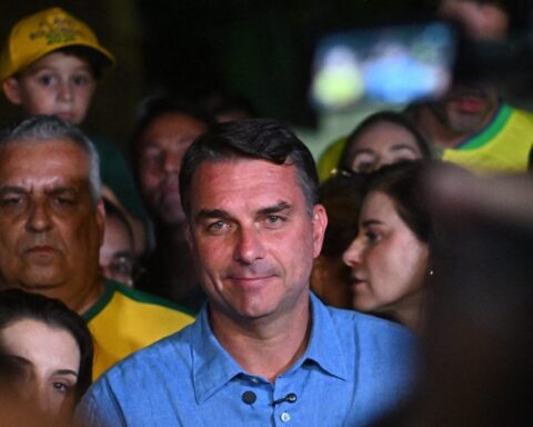 Flavio Bolsonaro, fils de Jair Bolsonaro, surprend lors du premier tour de la présidentielle brésilienne
