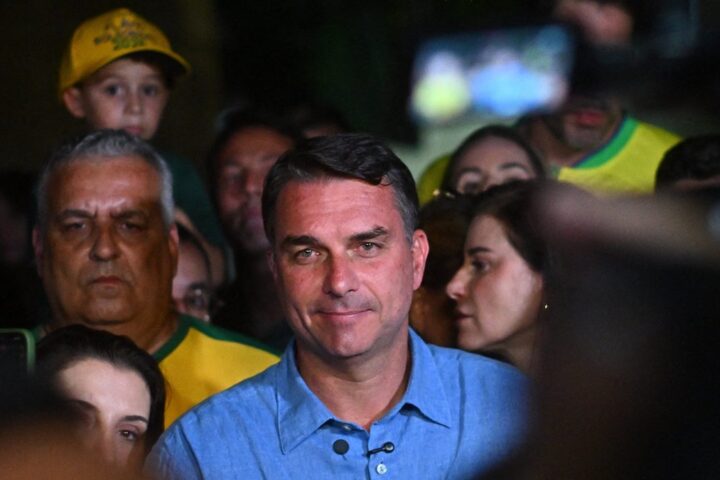 Flavio Bolsonaro, fils de Jair Bolsonaro, surprend lors du premier tour de la présidentielle brésilienne