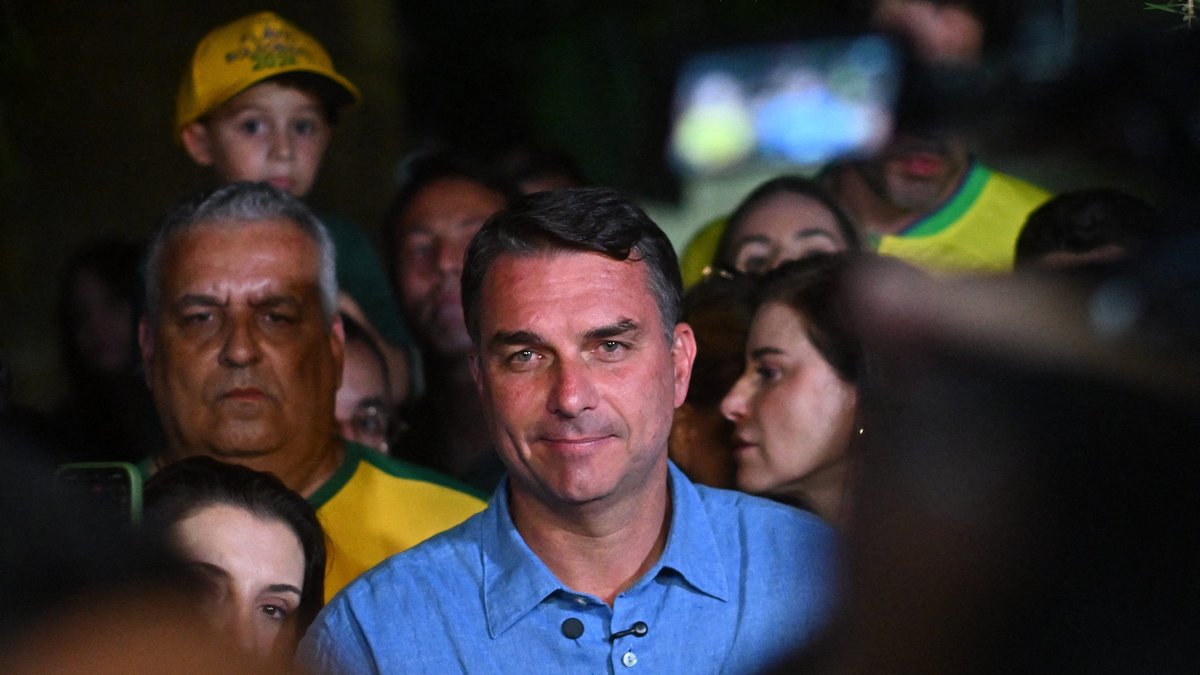 Flavio Bolsonaro, fils de Jair Bolsonaro, surprend lors du premier tour de la présidentielle brésilienne