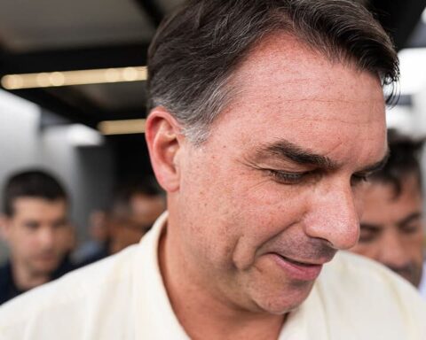 Flavio Bolsonaro interdit de voyager dans le cadre d'une enquête pour blanchiment d'argent