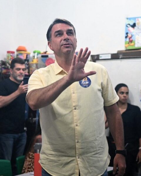 Flavio Bolsonaro quitte le Brésil pour l'Équateur alors qu'il est sous enquête
