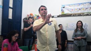Flavio Bolsonaro quitte le Brésil pour l'Équateur en pleine controverse judiciaire