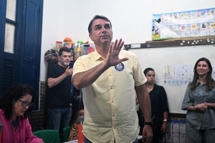 Flavio Bolsonaro quitte le Brésil pour l'Équateur en pleine controverse judiciaire