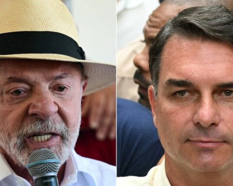 Flavio Bolsonaro surprend en remportant le premier tour de la présidentielle brésilienne avec 47,06 % des voix