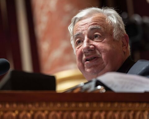 Gérard Larcher évoque une éventuelle interdiction de LFI après les violences du 17 octobre