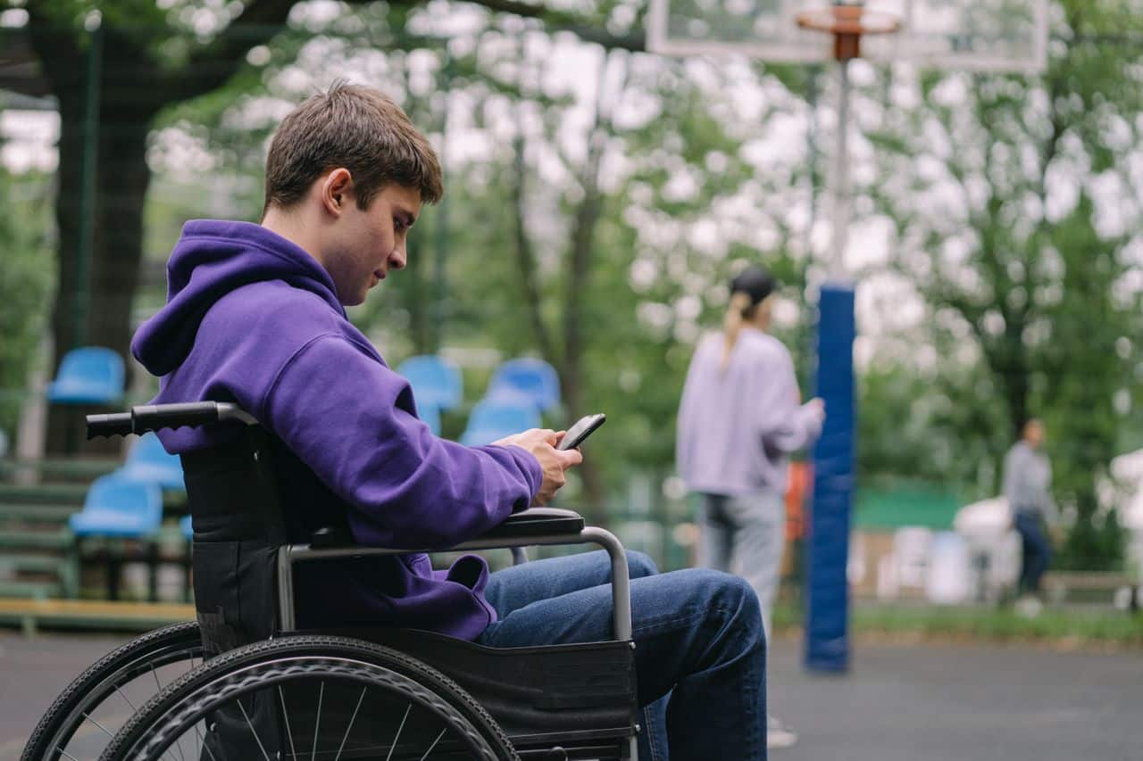 Handicap : 15 000 bénéficiaires verront leur allocation réduite de 600 euros par mois en 2027. 1 Handicap : 15 000 bénéficiaires verront leur allocation réduite de 600 euros par mois en 2027.