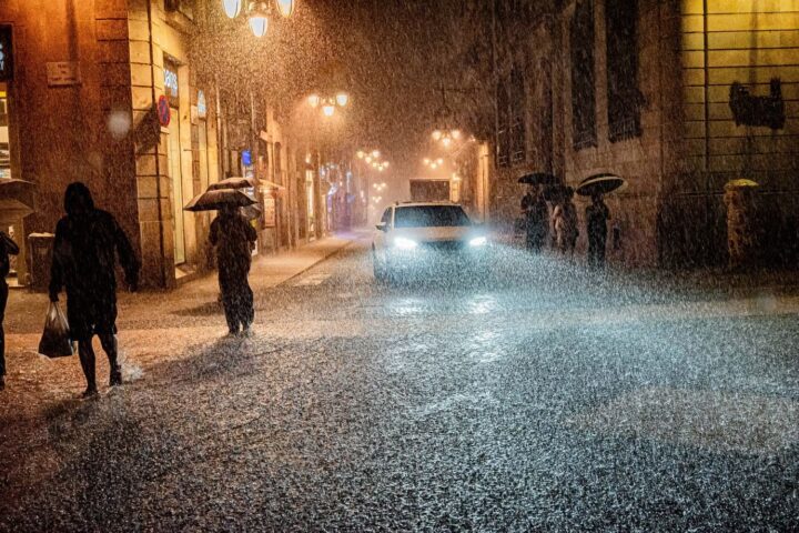 Inondations en Espagne : une femme retrouvée morte près de Barcelone, alertes rouges en Catalogne et Valence