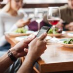 Interdiction des téléphones portables à table dans 15 restaurants sardes pour encourager le dialogue familial