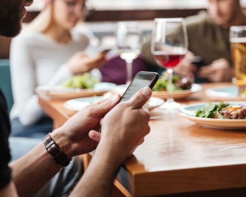 Interdiction des téléphones portables à table dans 15 restaurants sardes pour encourager le dialogue familial