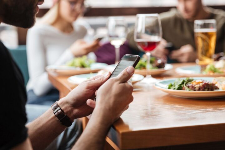 Interdiction des téléphones portables à table dans 15 restaurants sardes pour encourager le dialogue familial
