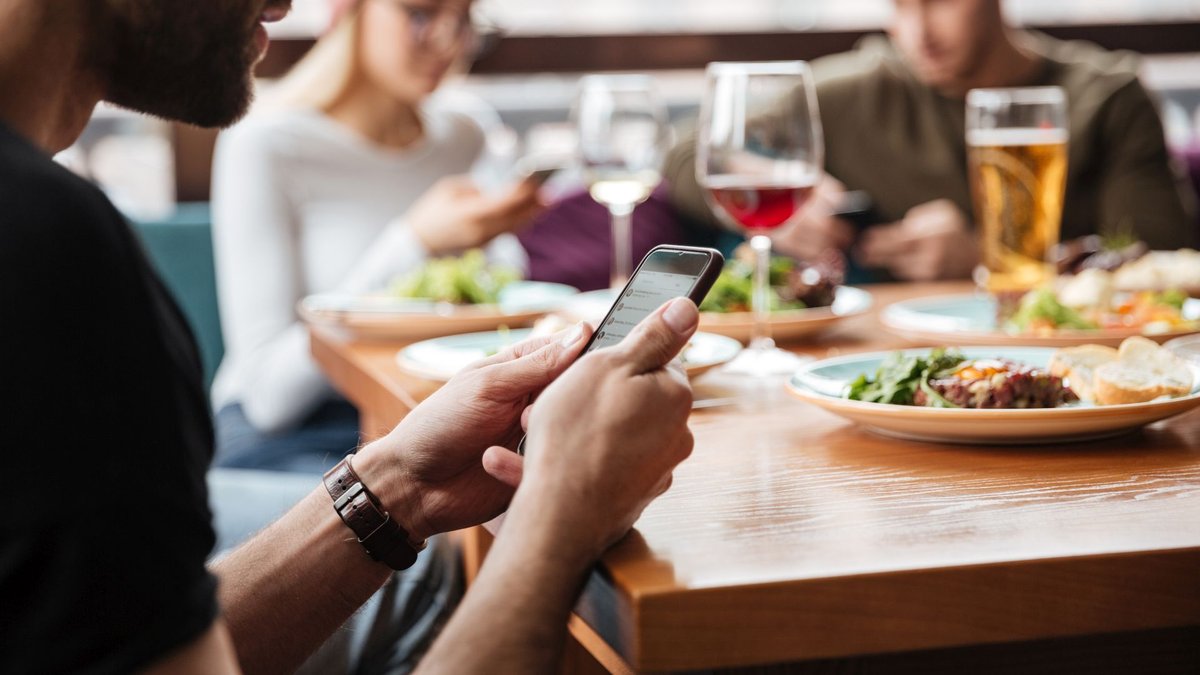 Interdiction des téléphones portables à table dans 15 restaurants sardes pour encourager le dialogue familial