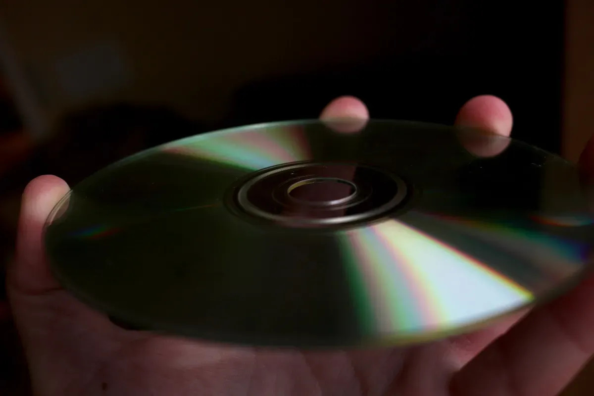 « Je refuse d'écouter de la musique sur mon téléphone » : les ventes de CD connaissent une croissance significative cette année, surpassant celles des vinyles.