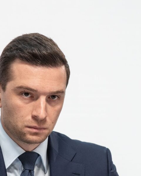 Jordan Bardella accusé d'antisémitisme : un ancien compte Facebook effacé et de nouvelles révélations