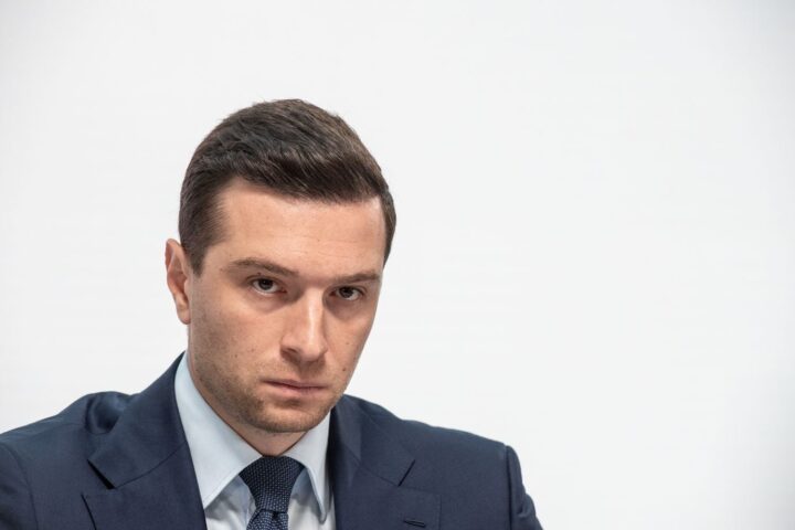 Jordan Bardella accusé d'antisémitisme : un ancien compte Facebook effacé et de nouvelles révélations