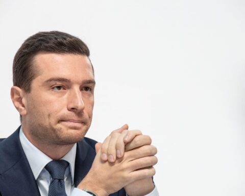 Jordan Bardella dément les accusations d'antisémitisme de Mediapart et promet de porter l'affaire en justice