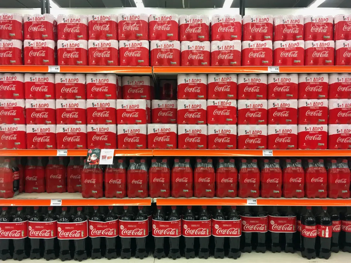 KFC choisit Coca-Cola comme fournisseur de boissons gazeuses aux États-Unis, mettant fin à sa collaboration avec PepsiCo.