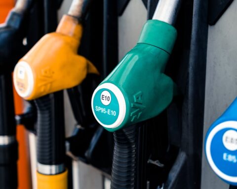 La France libère 10 millions de barils de gazole pour une baisse de prix modeste à la pompe