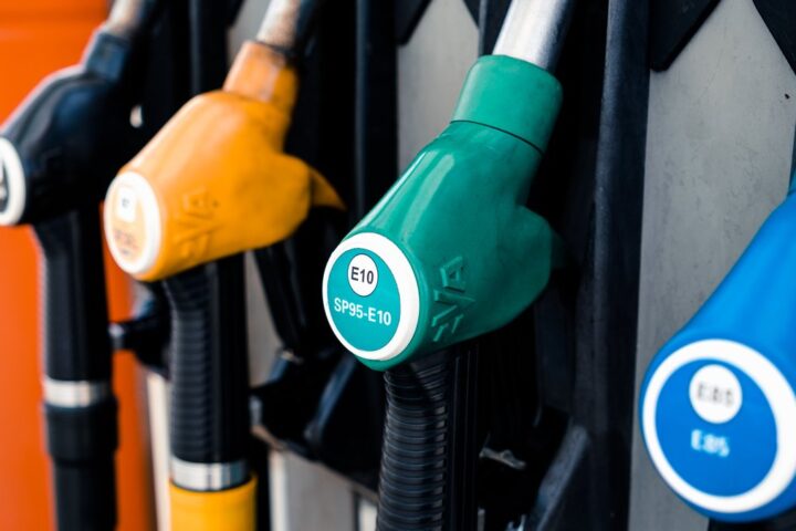 La France libère 10 millions de barils de gazole pour une baisse de prix modeste à la pompe