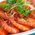La grande distribution française incitée à lutter contre la maltraitance des crevettes d’élevage
