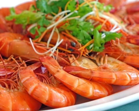 La grande distribution française incitée à lutter contre la maltraitance des crevettes d’élevage