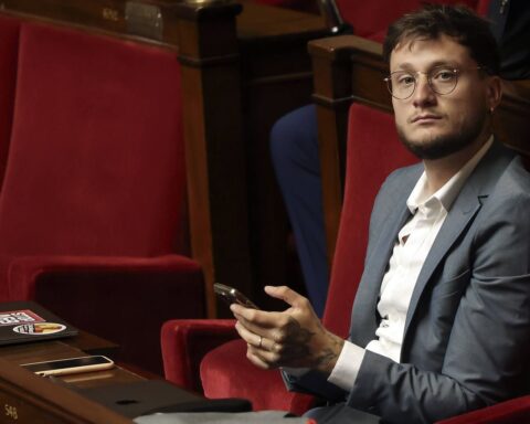 La police clarifie qu'elle ne souhaitait pas arrêter le député LFI Raphaël Arnaud à la gare de Lyon