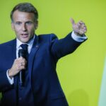 La popularité d'Emmanuel Macron atteint un niveau historiquement bas, tandis que son Premier ministre se redresse légèrement