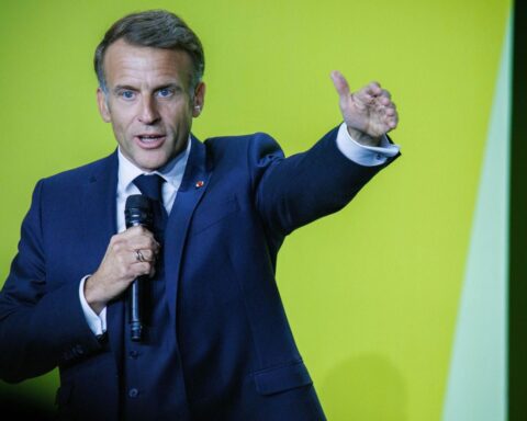 La popularité d'Emmanuel Macron atteint un niveau historiquement bas, tandis que son Premier ministre se redresse légèrement