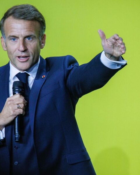 La popularité d'Emmanuel Macron atteint un niveau historiquement bas, tandis que son Premier ministre se redresse légèrement