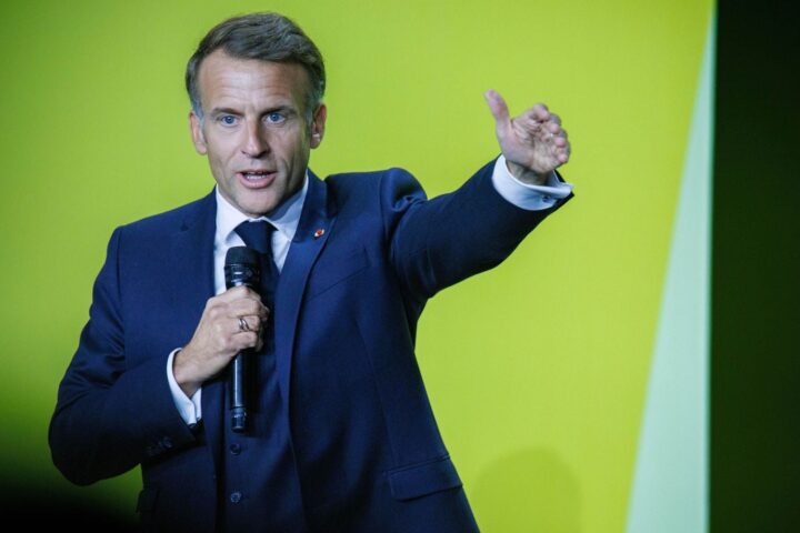 La popularité d'Emmanuel Macron atteint un niveau historiquement bas, tandis que son Premier ministre se redresse légèrement