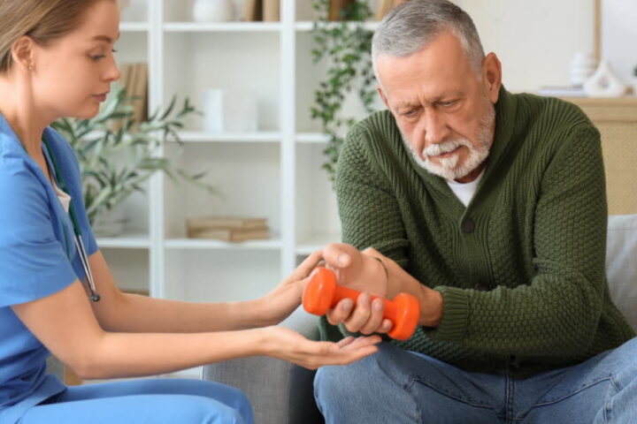 L'activité physique régulière pourrait ralentir l'évolution des symptômes de Parkinson, selon une étude