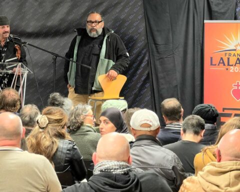 Lalanne et Dieudonné lancent leur campagne présidentielle à Valenciennes malgré un faible public