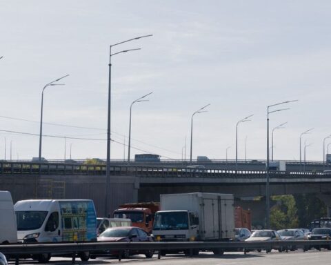 L'armée russe frappe un pont stratégique à Kiev dans la nuit de vendredi à samedi