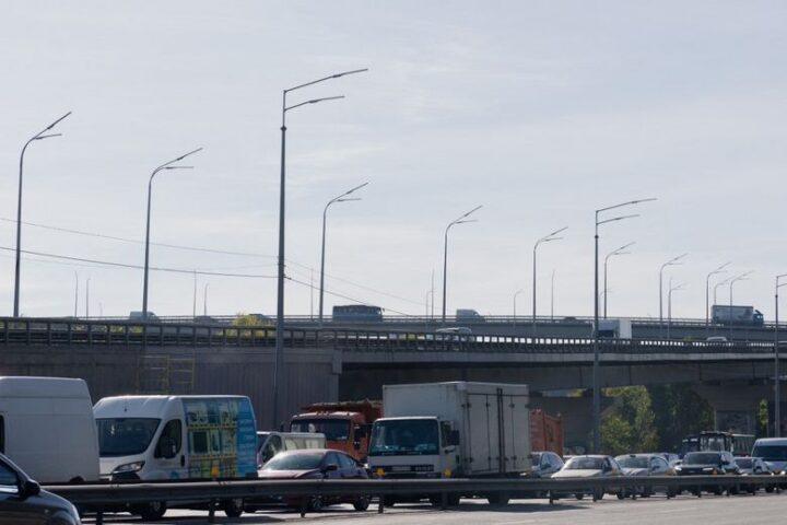 L'armée russe frappe un pont stratégique à Kiev dans la nuit de vendredi à samedi