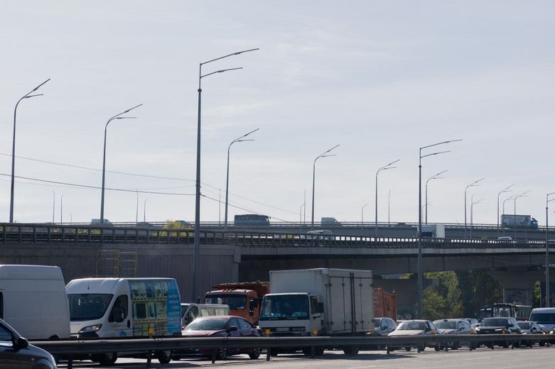 L'armée russe frappe un pont stratégique à Kiev dans la nuit de vendredi à samedi