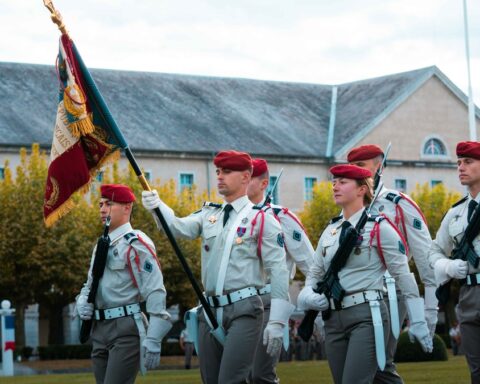 Le 1er régiment de hussards parachutistes célèbre la Saint-Michel et 80 ans d'intégration aux troupes aéroportées à Tarbes