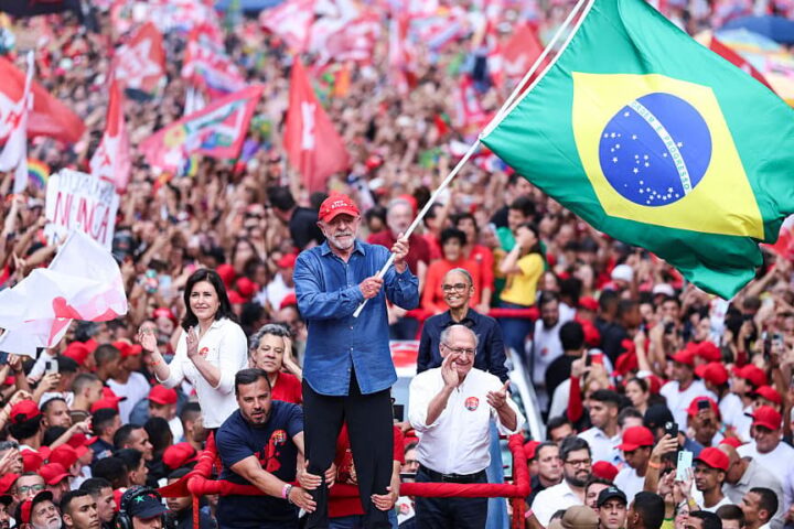 Le Brésil réélu Lula pour un quatrième mandat historique, Bolsonaro refuse de concéder