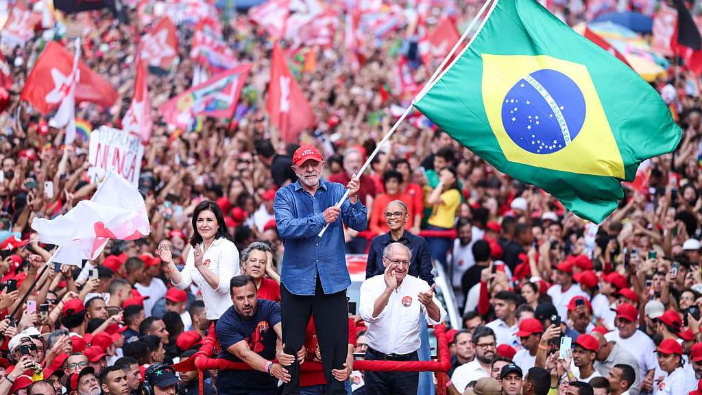 Le Brésil réélu Lula pour un quatrième mandat historique, Bolsonaro refuse de concéder