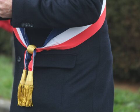 Le maire de Besançon porte plainte pour diffamation après des attaques sur les réseaux sociaux