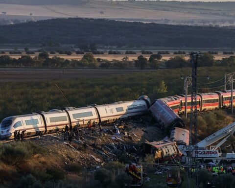 Le ministre espagnol des Transports attribue le crash de train ayant tué 68 personnes à une erreur ‘inexplicable’