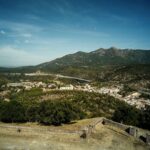 Le Perthus : un village frontalier attractif face à des défis économiques et historiques