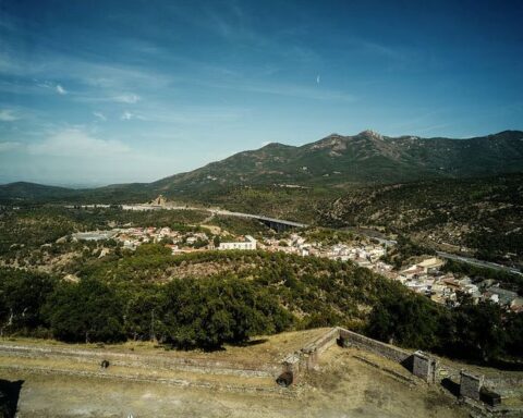 Le Perthus : un village frontalier attractif face à des défis économiques et historiques