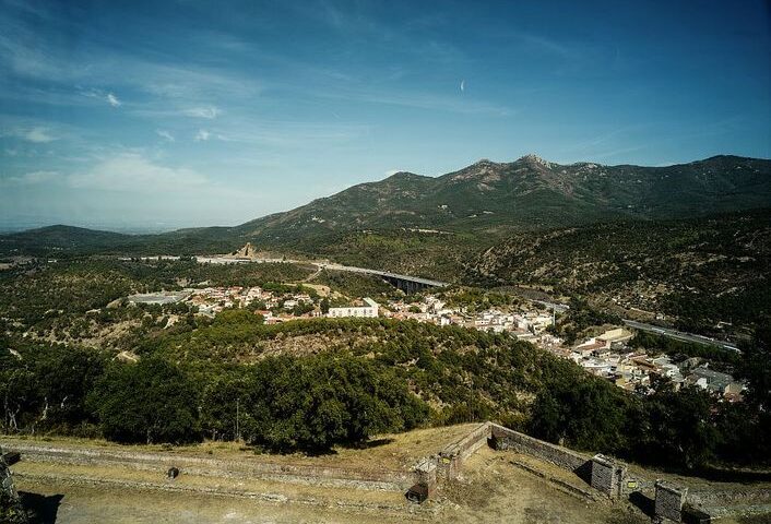 Le Perthus : un village frontalier attractif face à des défis économiques et historiques