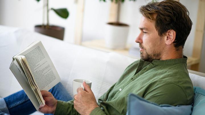 Les hommes lisent des romans d'amour en secret, révélant une passion méconnue