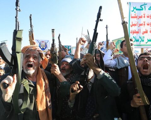Les Houthis intensifient leurs attaques contre les aéroports saoudiens, mettant la pression sur Riyad