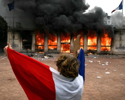 Les manifestations en France prennent une tournure incontrôlable avec des attaques ciblées sur des bâtiments publics
