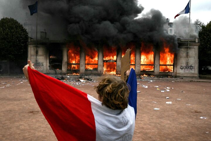 Les manifestations en France prennent une tournure incontrôlable avec des attaques ciblées sur des bâtiments publics